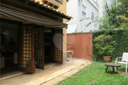 Casa à venda com 4 quartos, sendo 2 suítes, no condomínio Vila das Flores, São Paulo - SP