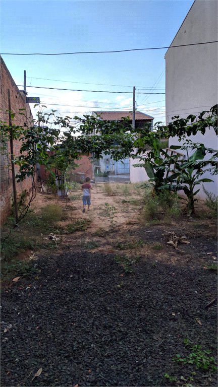 Terreno plano de 150,00 m² de área .