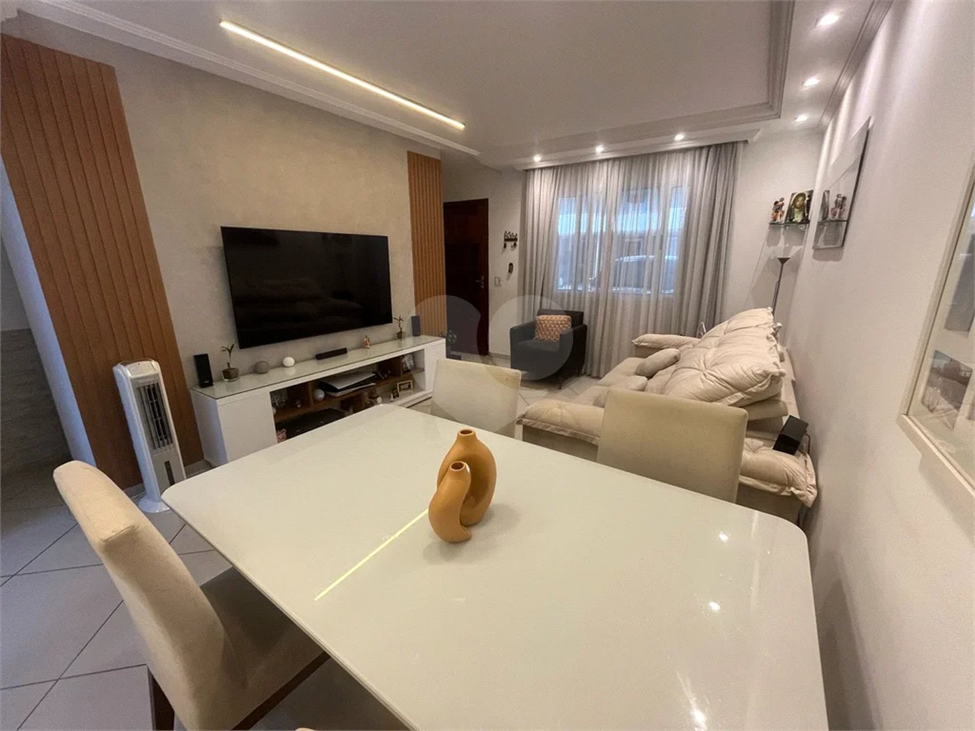 Casa à venda com 3 quartos, sendo 1 suíte, no condomínio Residencial Villagio Vitória, Guarulhos - SP
