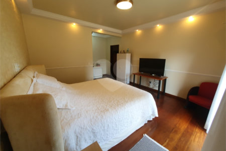 Casa à venda com 5 suítes no condomínio Vila Hípica I, Vinhedo - SP