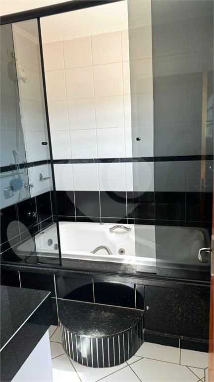 Casa à venda com 8 quartos, sendo 3 suítes,  no condomínio Terras de Santa Rosa, Salto - SP