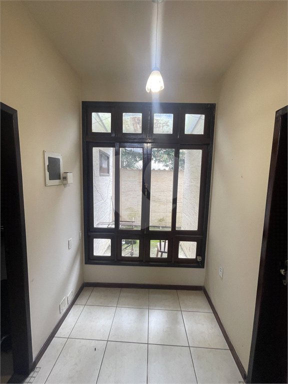 Casa à venda com 5 quartos, sendo 3 suítes, no condomínio Recanto das Palmeiras, Rio de Janeiro - RJ