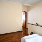 Sobrado com 2 vagas.