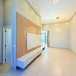 Casa térrea com 3 suítes no Condomínio Residencial Viena em Indaiatuba-SP - Acabamento de alto padrão - R$ 1.690.000,00 - AT 250 m² - AC 158 m² - 3 suítes,, sendo 1 suíte master com closet - Sala para dois ambientes (estar e jantar) - Cozinha planejada com ilha cooktop, forno elétrico e micro-ondas,