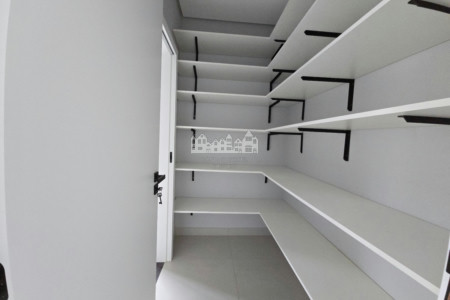Casa térrea à venda com 3 quartos, sendo 1 suíte, no condomínio Portal Lamis, Atibaia - SP