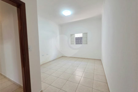 Casa à venda com 3 quartos, sendo 1 suíte, no condomínio Residencial Jardim das Palmeiras, Vinhedo - SP