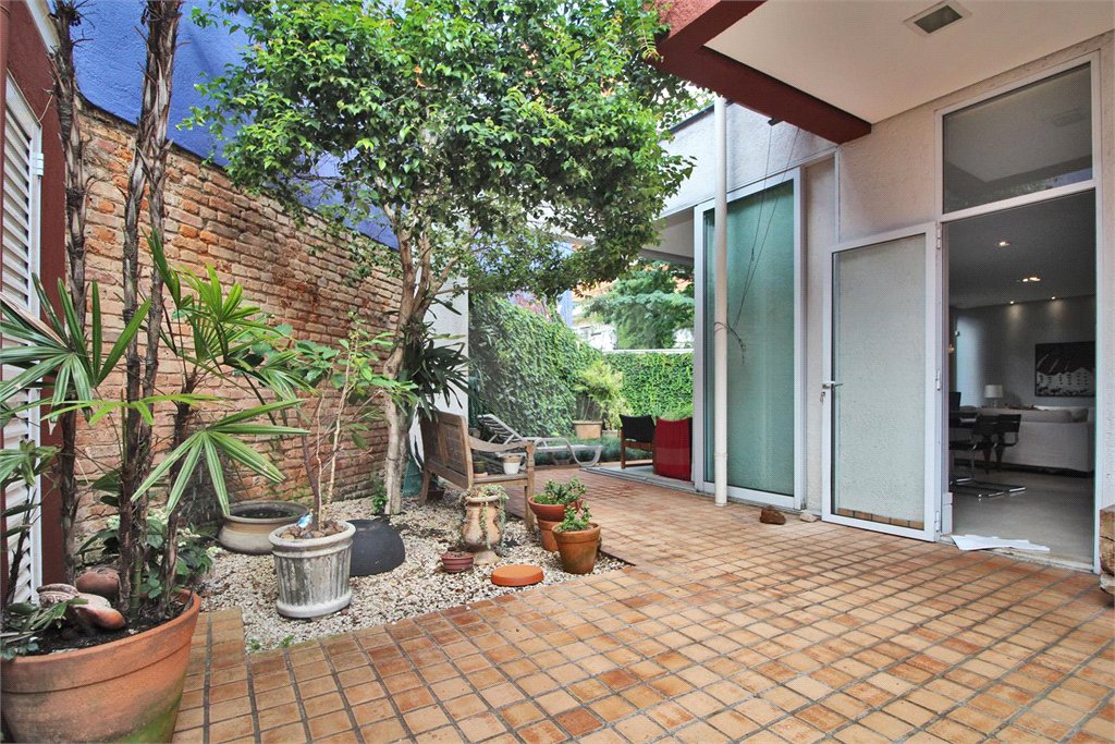 Casa à venda com 3 quartos, sendo 1 suíte, em Vila Mariana, São Paulo, SP