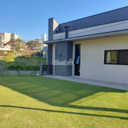 Casa à venda com 4 quartos, sendo 2 suítes,  no condomínio Figueira Garden, Atibaia - SP