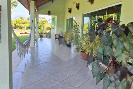 Casa à venda com 4 suítes no condomínio Bougainville, Peruíbe - SP