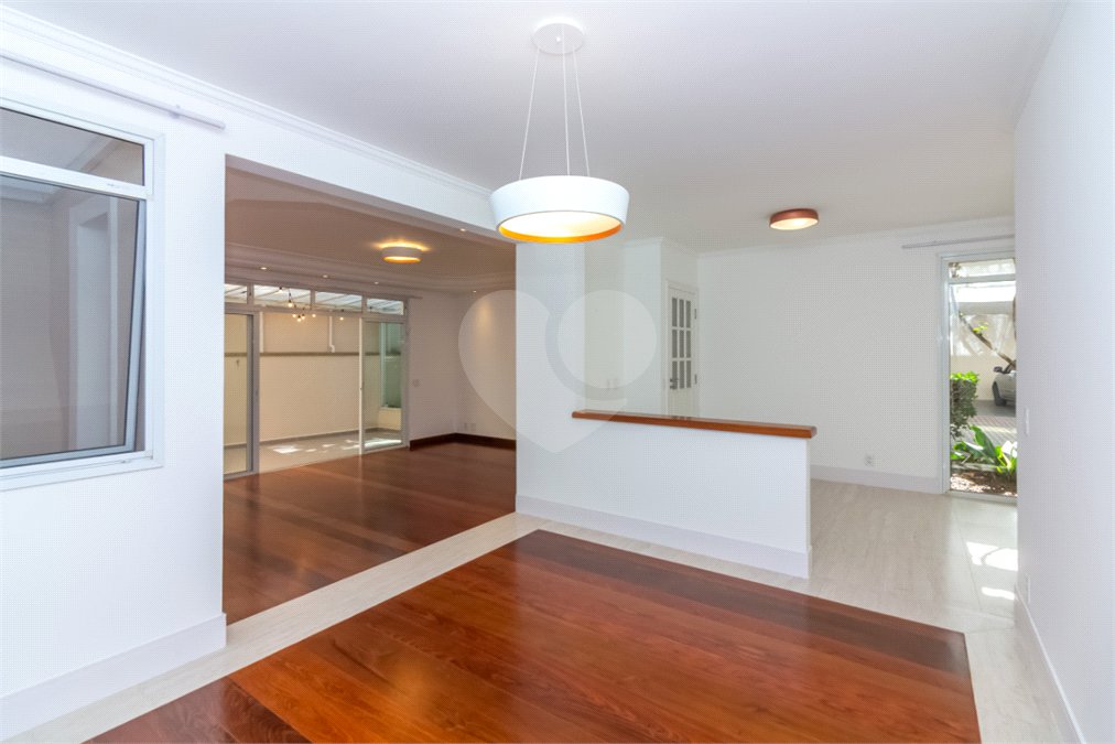Casa à venda com 4 quartos, sendo 2 suítes, no condomínio Stephanie, São Paulo - SP