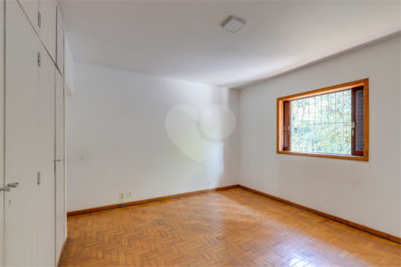 Sobrado à venda com 3 quartos, sendo 1 suíte, em Alto da Boa Vista, São Paulo, SP