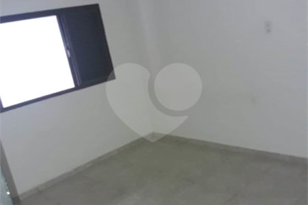 Casa térrea com 2 dormitórios.