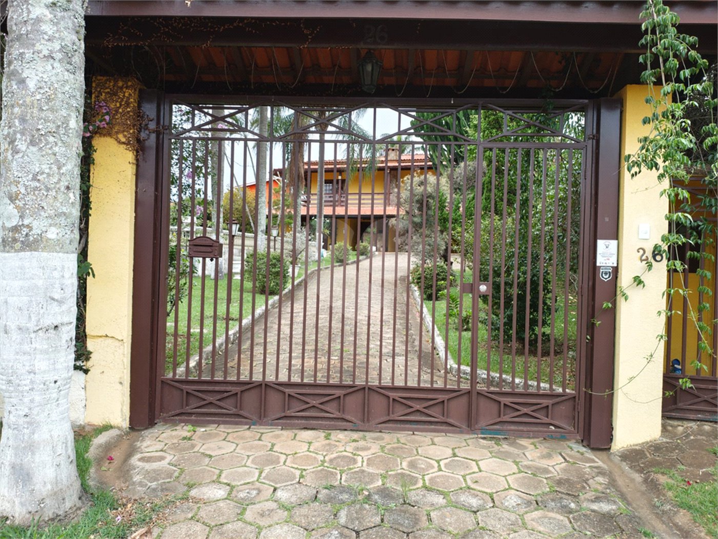 Casa à venda com 4 quartos, sendo 2 suítes,  em Country Residencial Felix, Bom Jesus dos Perdões, SP