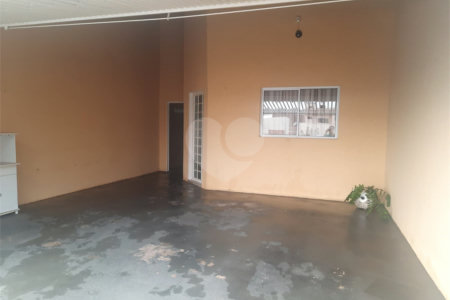 Ótima Oportunidade: Casa com Área de Lazer e Garagem para Dois Carros