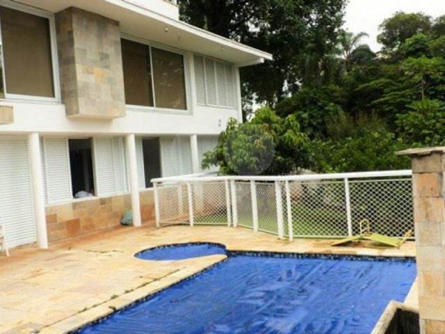Sobrado à venda com 4 quartos, sendo 3 suítes,  em Tremembé, São Paulo, SP