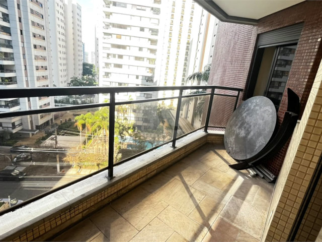 Apartamento à venda com 4 quartos, sendo 1 suíte,  em Moema, São Paulo, SP