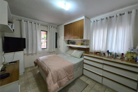 Sobrado à venda com 3 suítes em Chora Menino, São Paulo, SP