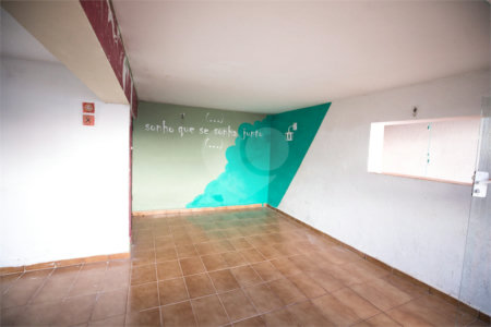 Casa com 4 Dormitórios e área de lazer com piscina