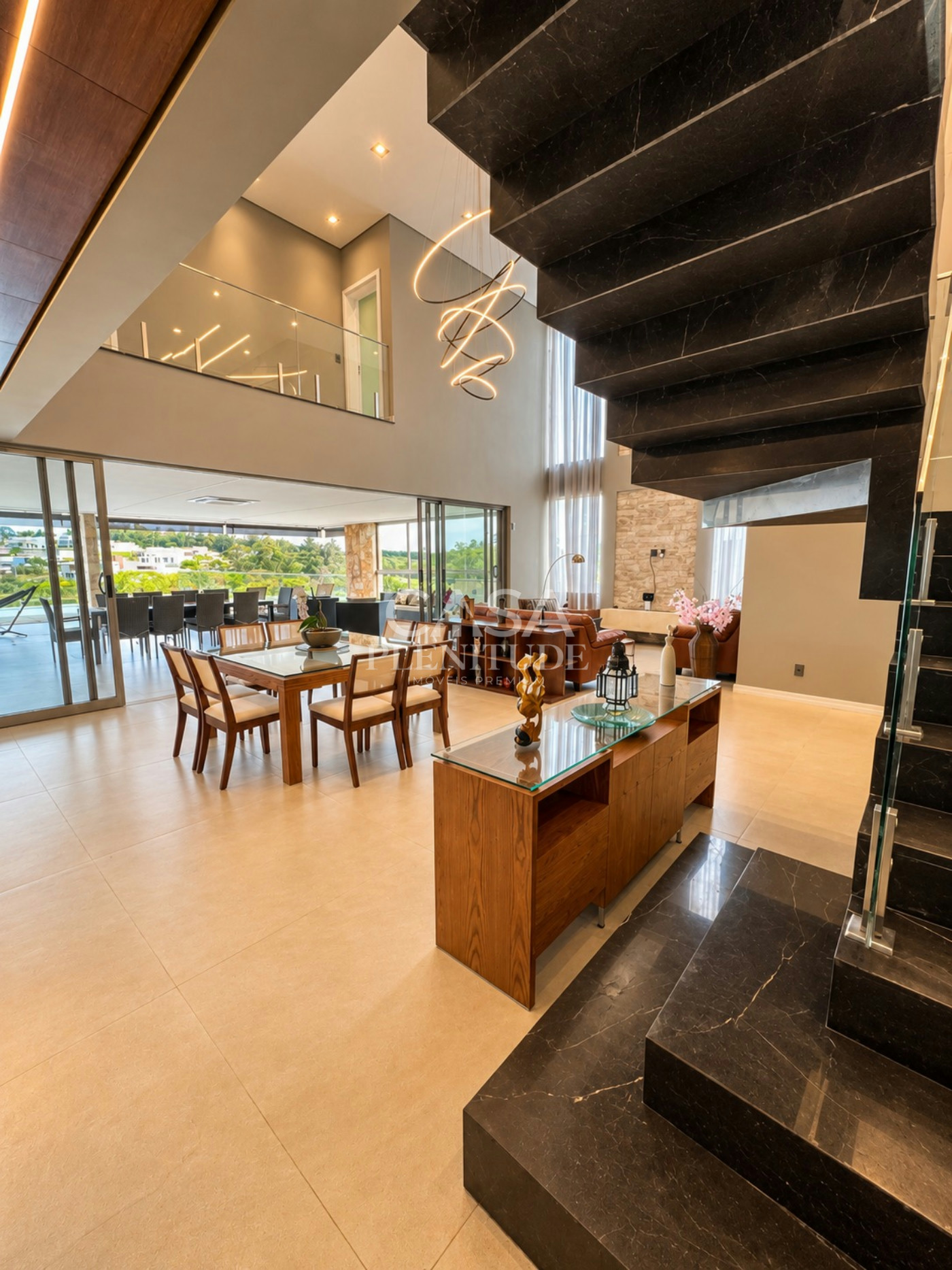 Casa nova no Saint Patrick com 926 m², 5 suítes, elevador e piscina aquecida, saúna em Sorocaba