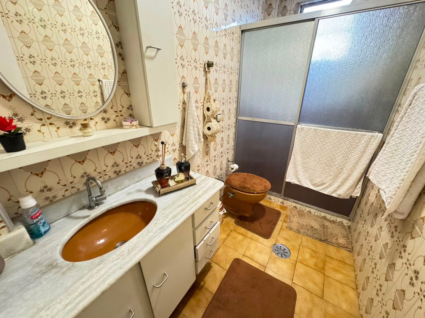 Apartamento com 2 dormitórios e suíte + dependência de serviço completa na Ponta da Praia – Localização privilegiada próximo à Praça Dino Bueno