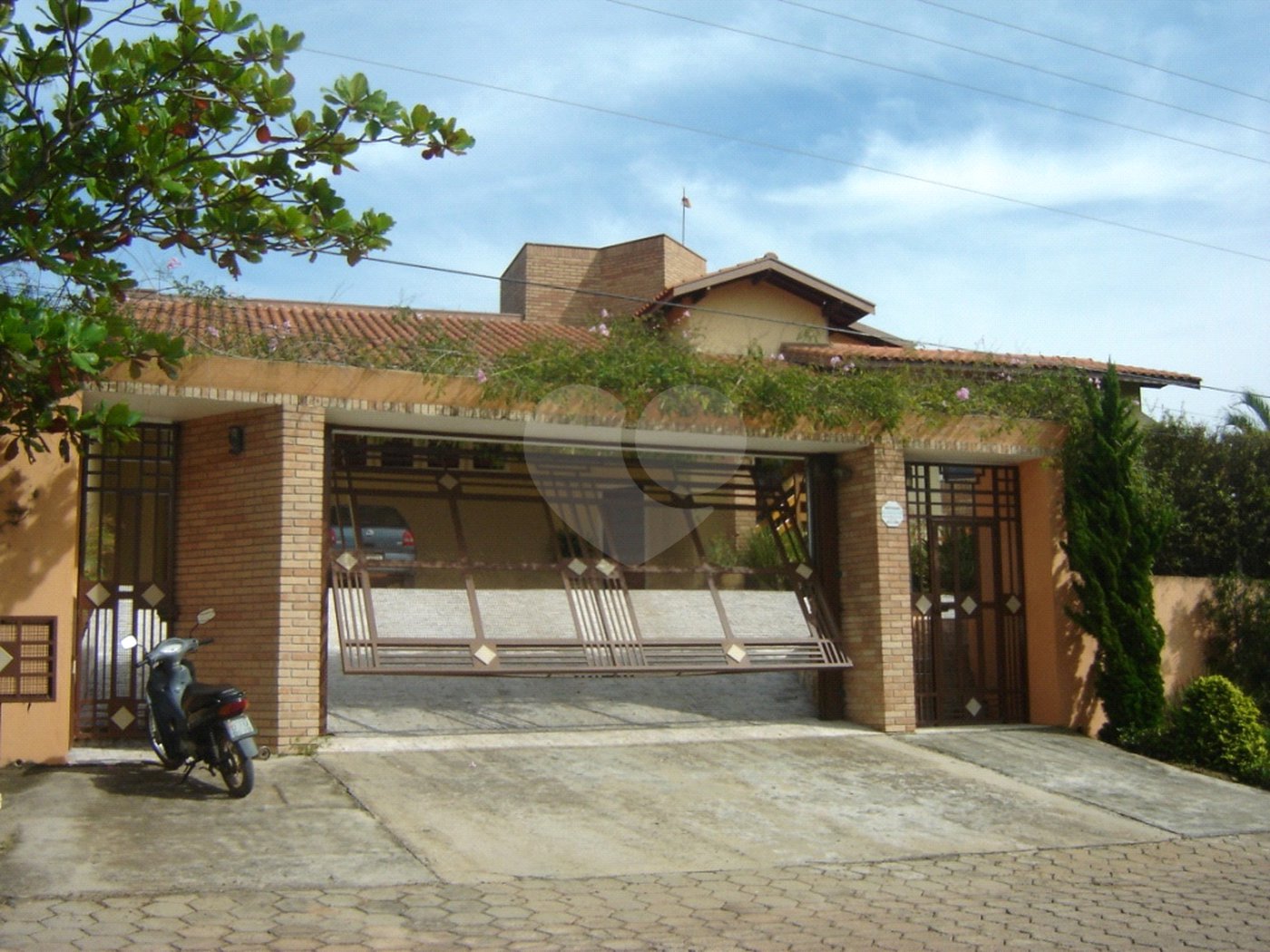 Casa à venda com 4 quartos, sendo 3 suítes, no condomínio Portal dos Nobres, Atibaia - SP