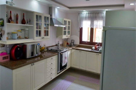 Casa à venda com 4 quartos, sendo 2 suítes,  no condomínio Ypê Branco I, São Paulo - SP