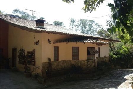 Casa à venda com 4 quartos, sendo 1 suíte, no condomínio Quinta da Cachoeira, Embu das Artes - SP