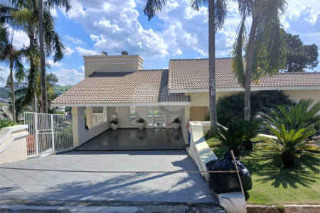 Casa à venda com 4 quartos, sendo 2 suítes, no condomínio Flamboyant, Atibaia - SP