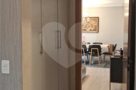 Apartamento a venda na Aclimação com 4 dormitórios e 2 vagas.