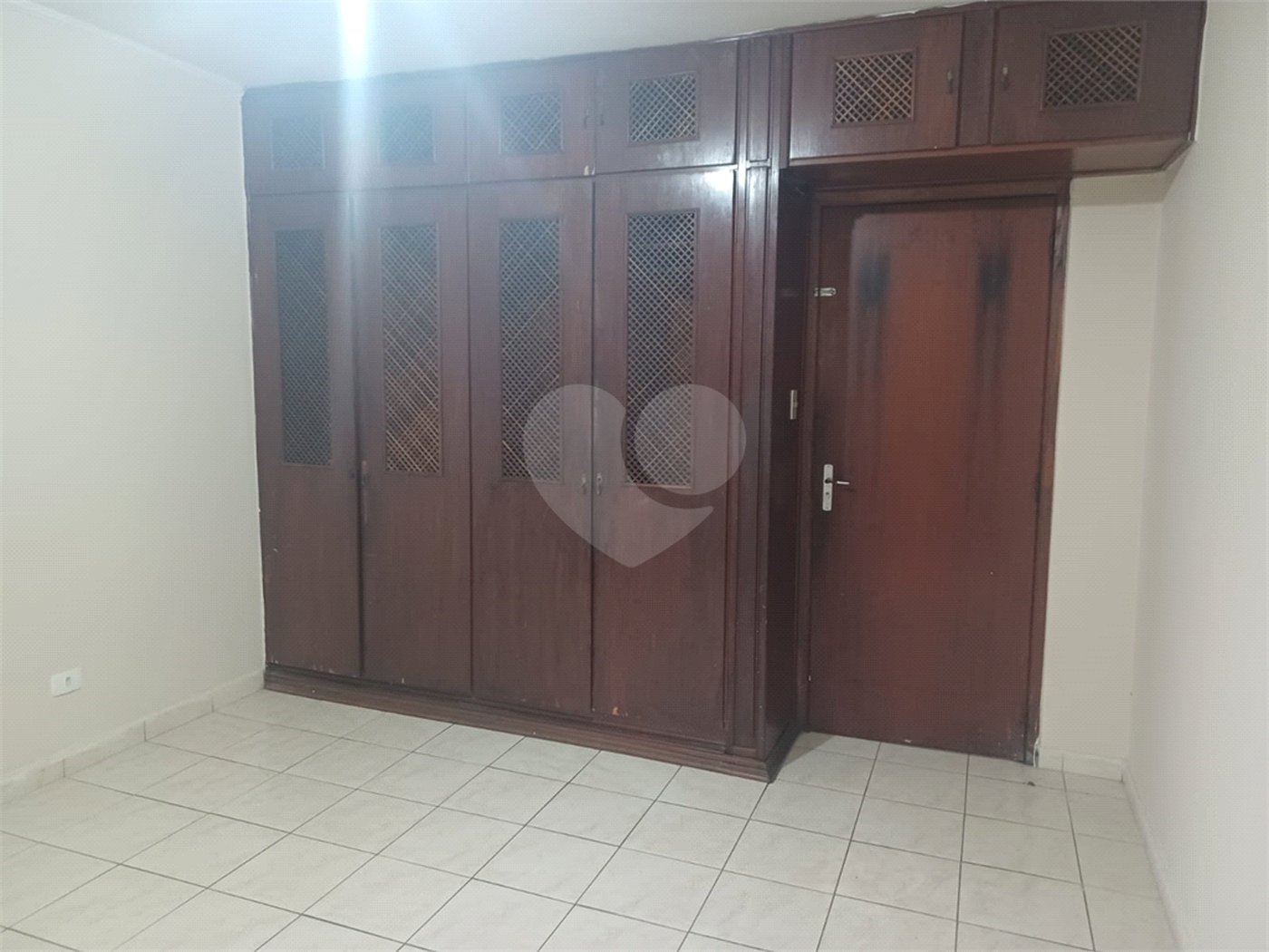 Apartamento super bem localizado, com 01 dormitório e armário embutido