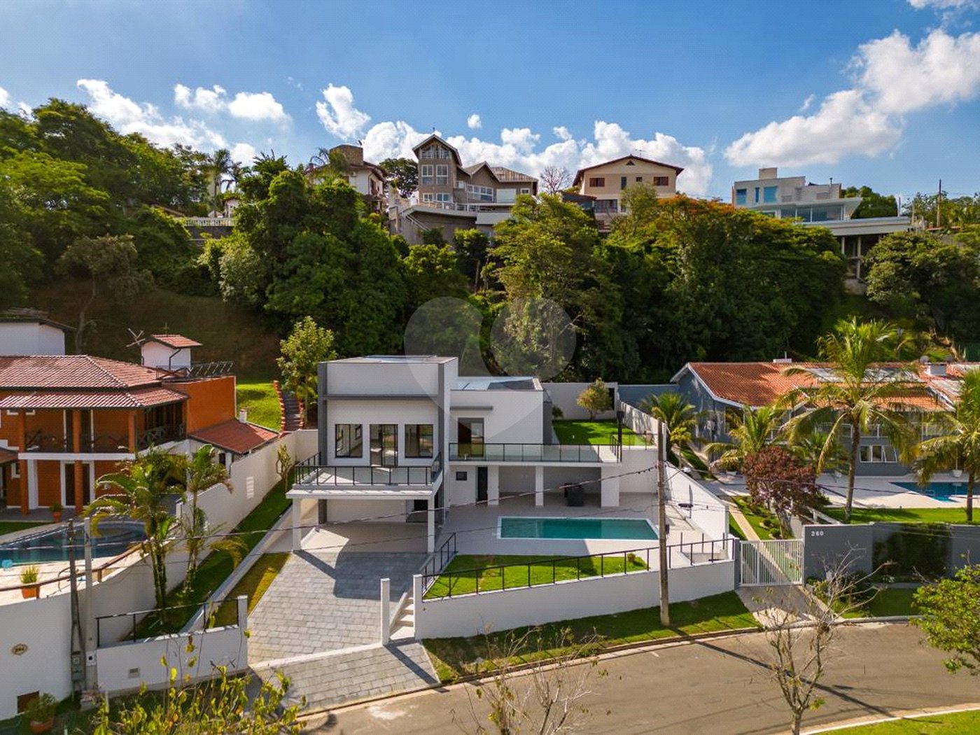 Casa à venda com 4 quartos, sendo 3 suítes, no condomínio Estância Marambaia, Vinhedo - SP