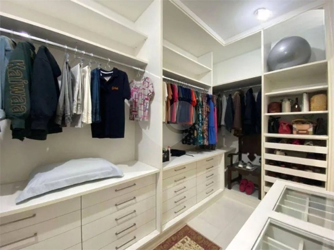 Casa à venda com 4 suítes no condomínio Ipê Velho, Vinhedo - SP