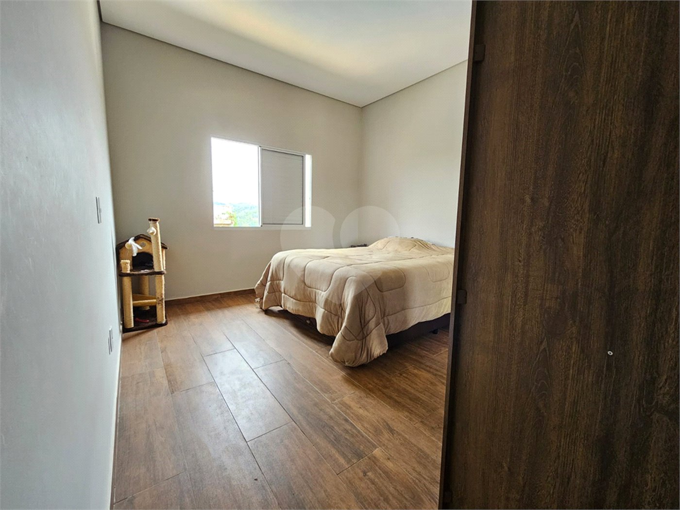Casa à venda com 4 quartos, sendo 1 suíte,  no condomínio Jardim Shangri-lá, Atibaia - SP