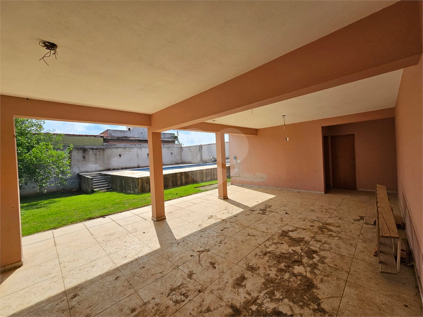Casa à venda com 4 quartos, sendo 1 suíte,  no condomínio Jardim Shangri-lá, Atibaia - SP