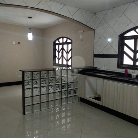 Sobrado à venda com 3 quartos, sendo 1 suíte,  em Residencial Rancho Grande, Itaquaquecetuba, SP