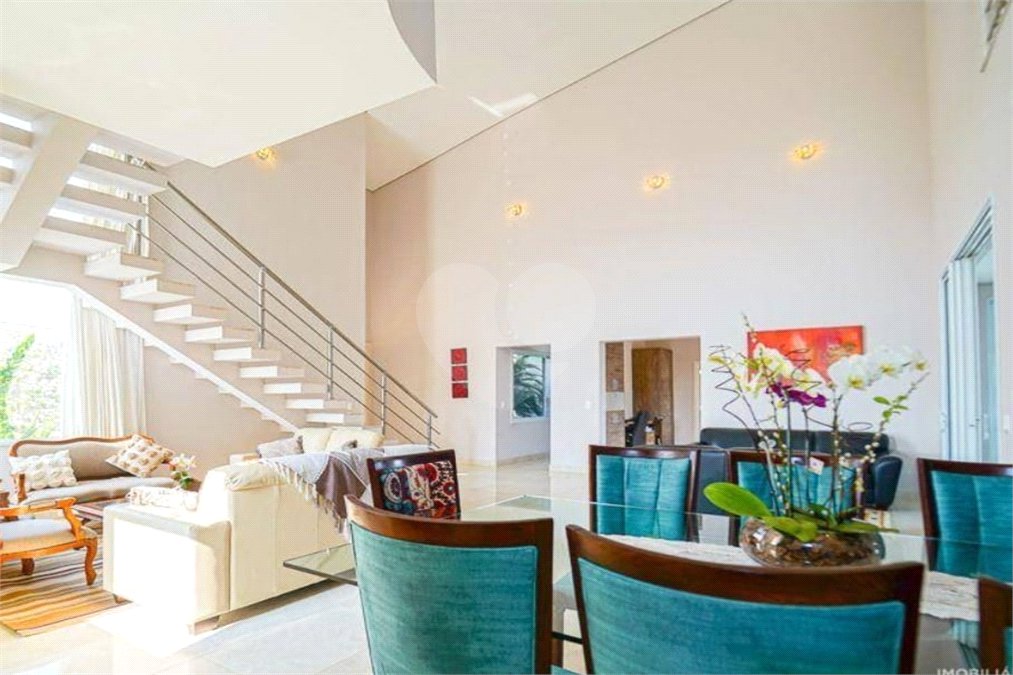 Casa à venda com 4 quartos, sendo 2 suítes, no condomínio Residencial Jardim Primavera, Louveira - SP
