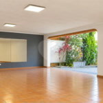 Casa à venda com 6 dormitórios, 3 suítes, piscina, área gourmet, hidromassagem, lareira, varanda e 6 vagas de garagem. Conforto e lazer para toda a família!