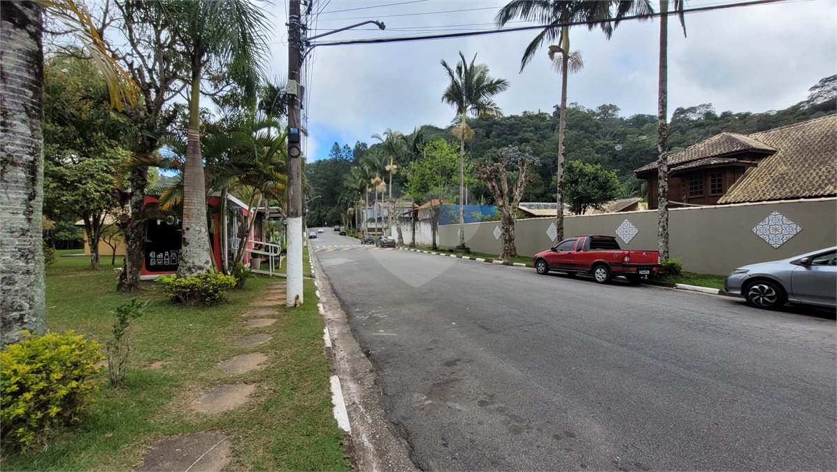 Casa à venda com 4 quartos, sendo 1 suíte, no condomínio Parque Suiça, Caieiras - SP