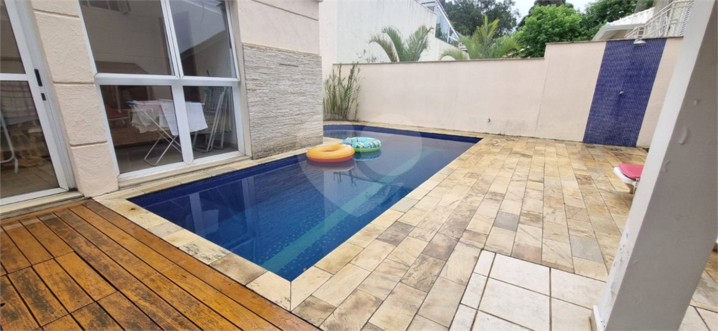 Casa à venda com 4 quartos, sendo 2 suítes, no condomínio Casas de Windsor, São Paulo - SP