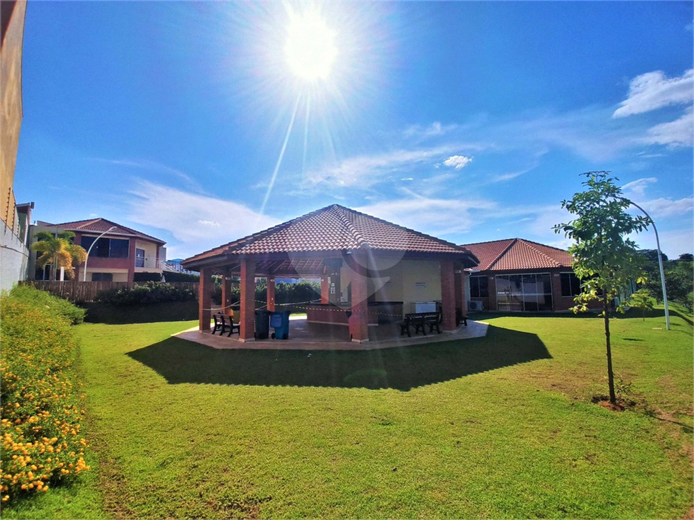 Casa à venda com 3 quartos, sendo 2 suítes, no condomínio Residencial Maria Dulce, Indaiatuba - SP