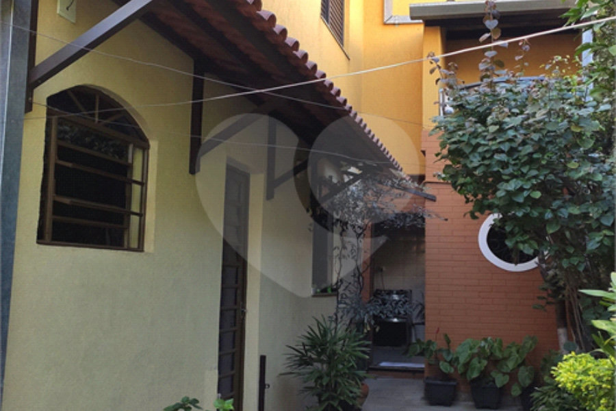 Casa à venda com 4 quartos, sendo 1 suíte, no condomínio Travessa Jacob,38, São Paulo - SP