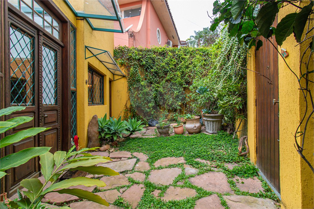 Casa à venda com 3 quartos, sendo 1 suíte,  no condomínio Jardim Hipico, São Paulo - SP