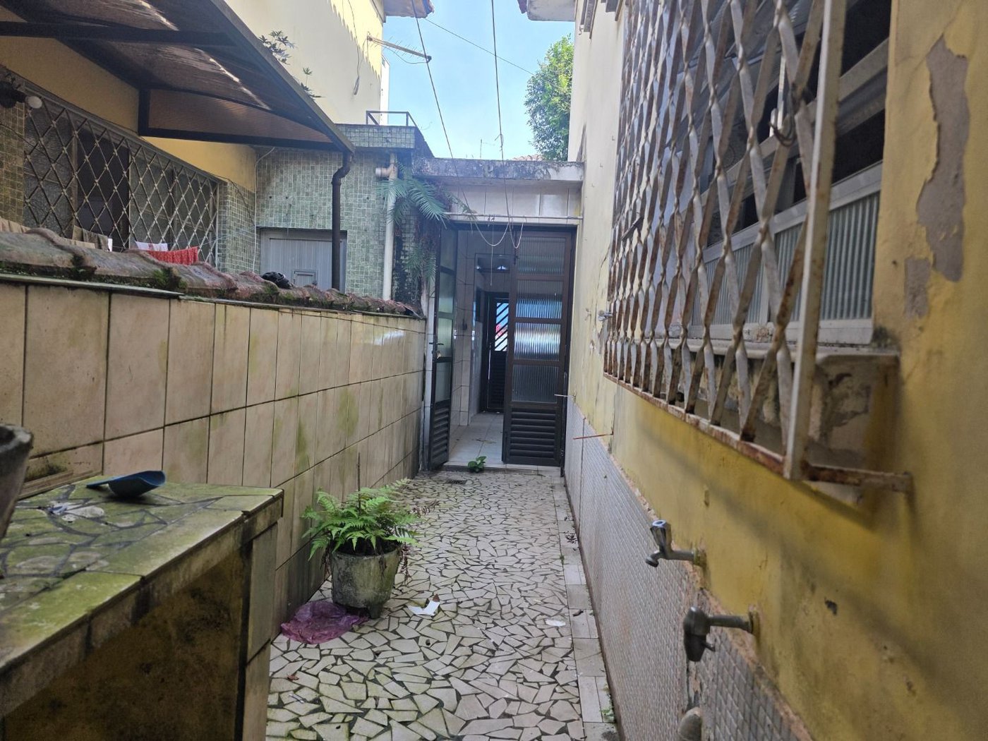 Sobrado com 3 dormitórios à venda, 129 m² por R$ 638.000,00 - Encruzilhada - Santos/SP