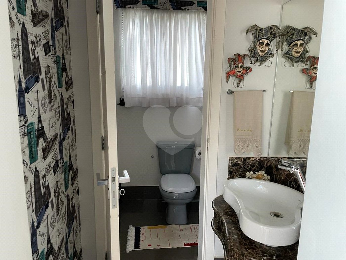 Casa à venda com 4 quartos, sendo 3 suítes, no condomínio Vila Hípica I, Vinhedo - SP