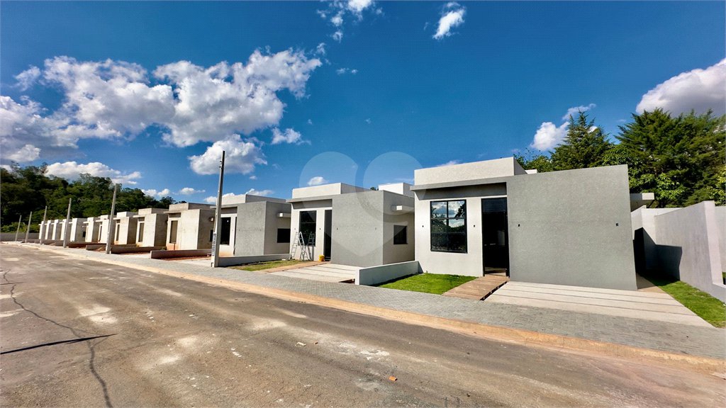 Casa à venda com 3 quartos, sendo 1 suíte, no condomínio Brasil, Atibaia - SP