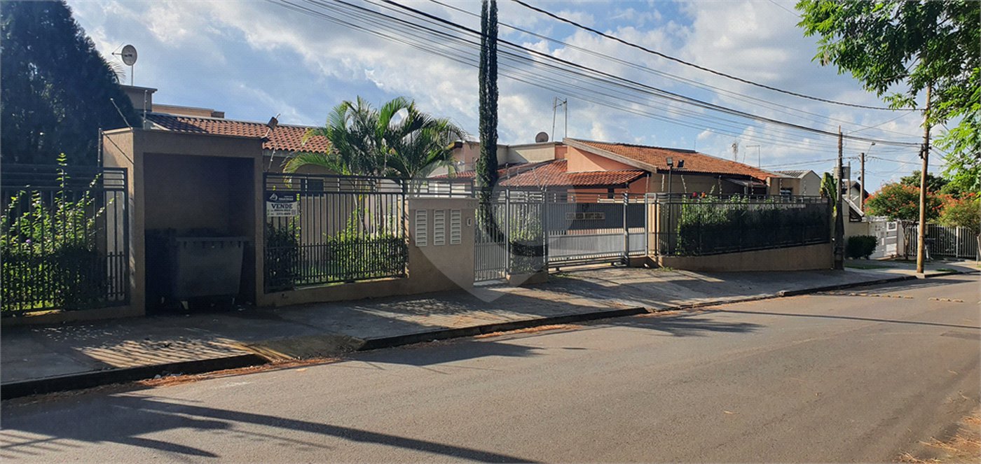Casa térrea para locação e venda no Condomínio Mont Carlo I