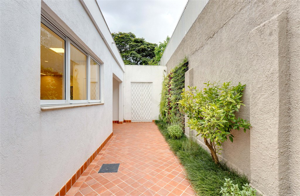 Casa Térrea à venda ou para alugar com 4 suítes em Alto da Boa Vista, São Paulo, SP