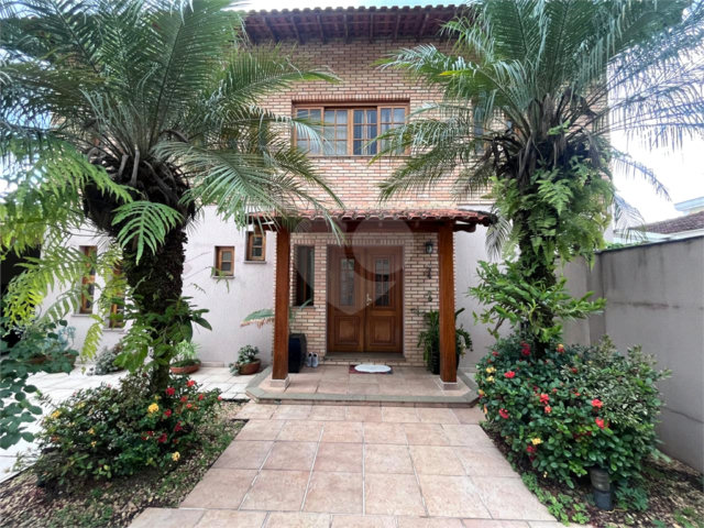 Casa à venda com 4 quartos, sendo 2 suítes,  no condomínio Jornalista Américo Ariza, São Paulo - SP
