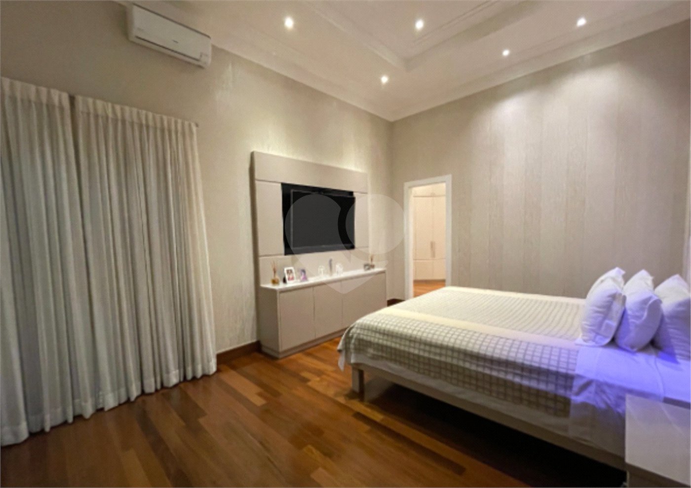 Casa à venda com 4 suítes no condomínio Halvétia Country Residencial, Indaiatuba - SP
