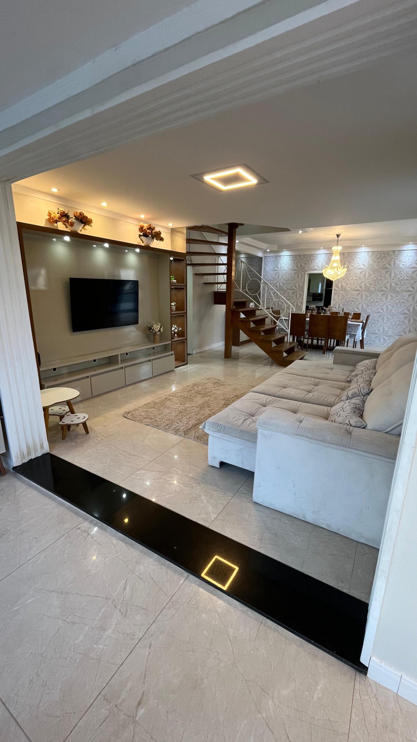 Casa à venda com 8 quartos, sendo 2 suítes, em Flórida, Praia Grande, SP